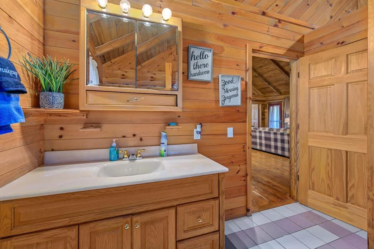Beautiful View! Log Cabin,Fireplace,Hot Tub,Arcade,Pool,Fishing Sevierville Luaran gambar
