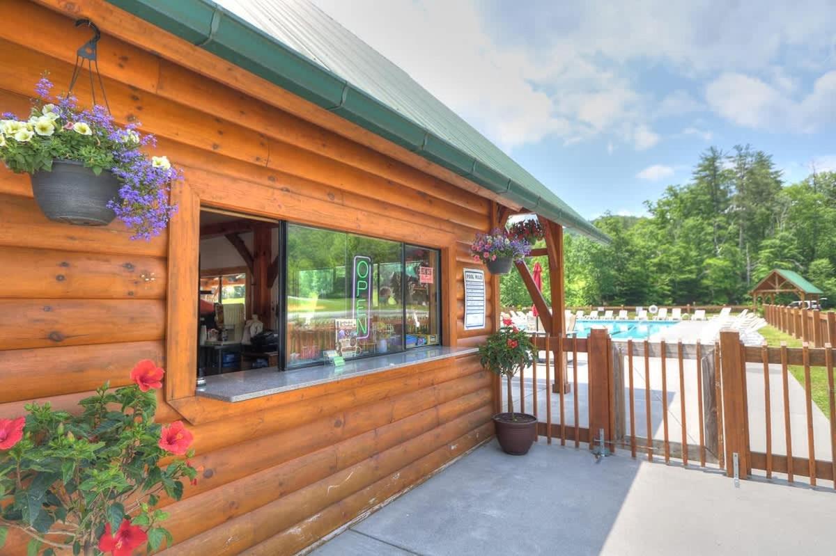 Beautiful View! Log Cabin,Fireplace,Hot Tub,Arcade,Pool,Fishing Sevierville Luaran gambar