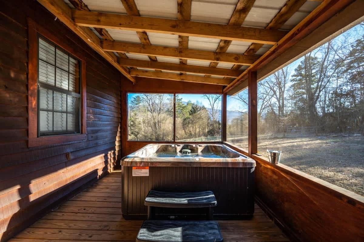 Beautiful View! Log Cabin,Fireplace,Hot Tub,Arcade,Pool,Fishing Sevierville Luaran gambar