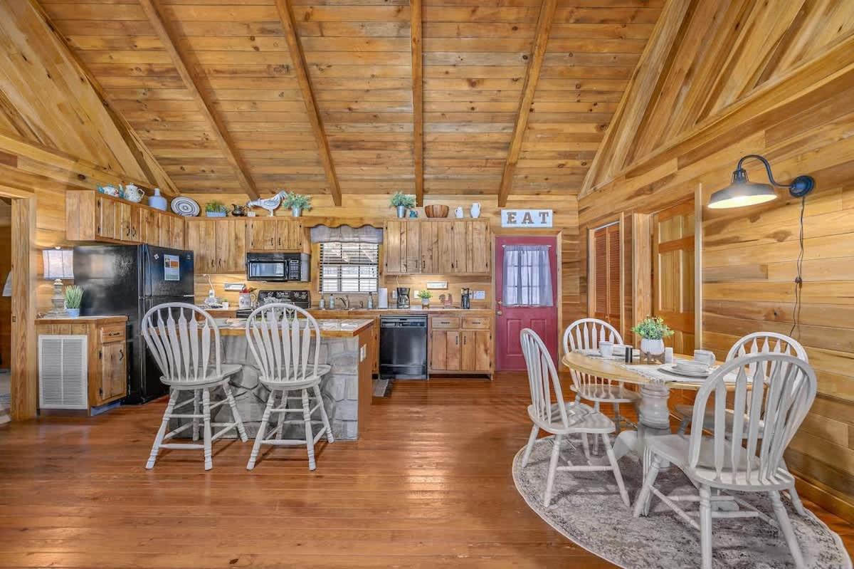 Beautiful View! Log Cabin,Fireplace,Hot Tub,Arcade,Pool,Fishing Sevierville Luaran gambar