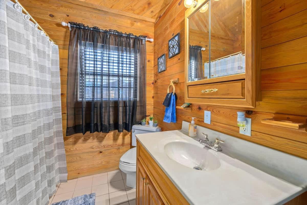 Beautiful View! Log Cabin,Fireplace,Hot Tub,Arcade,Pool,Fishing Sevierville Luaran gambar