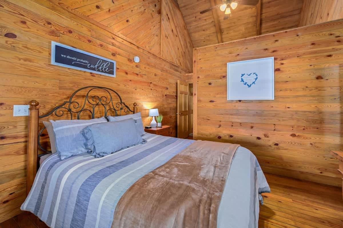 Beautiful View! Log Cabin,Fireplace,Hot Tub,Arcade,Pool,Fishing Sevierville Luaran gambar