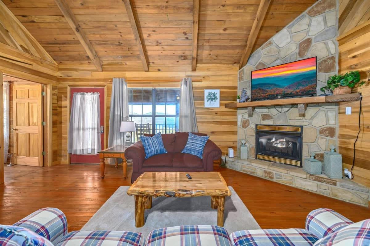 Beautiful View! Log Cabin,Fireplace,Hot Tub,Arcade,Pool,Fishing Sevierville Luaran gambar