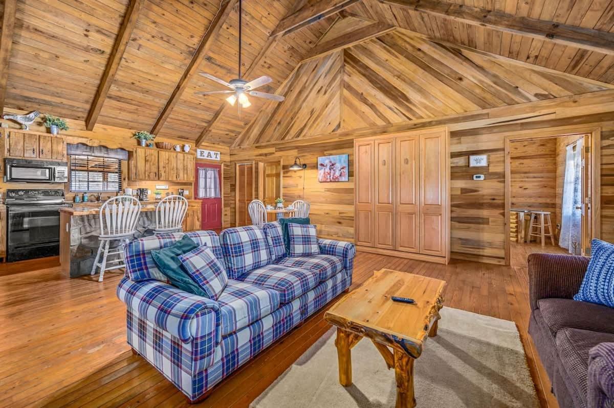 Beautiful View! Log Cabin,Fireplace,Hot Tub,Arcade,Pool,Fishing Sevierville Luaran gambar