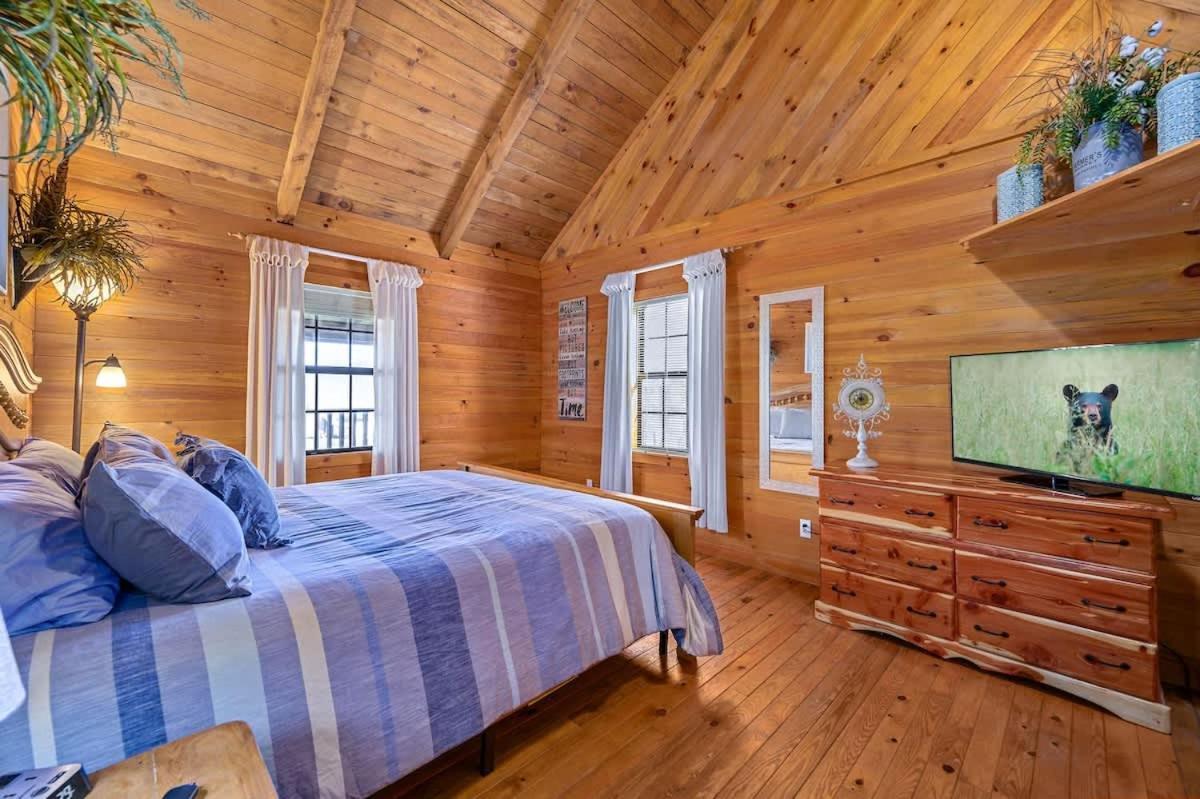 Beautiful View! Log Cabin,Fireplace,Hot Tub,Arcade,Pool,Fishing Sevierville Luaran gambar