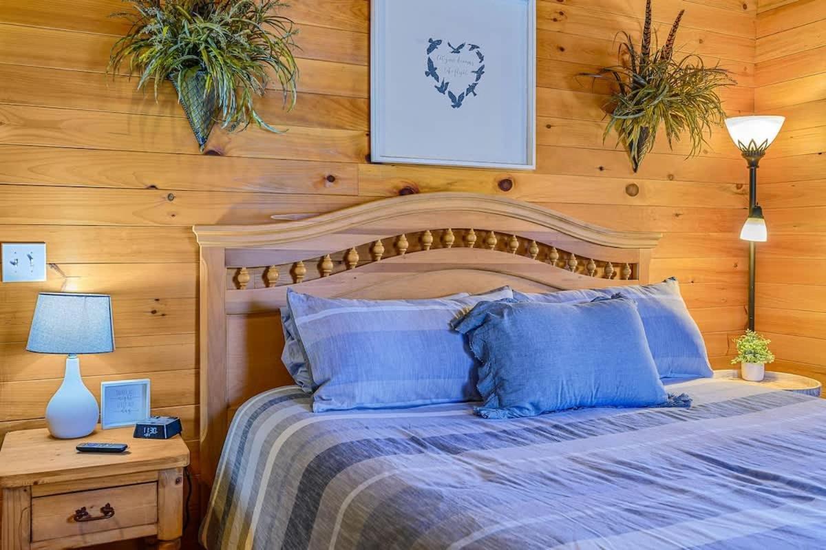Beautiful View! Log Cabin,Fireplace,Hot Tub,Arcade,Pool,Fishing Sevierville Luaran gambar