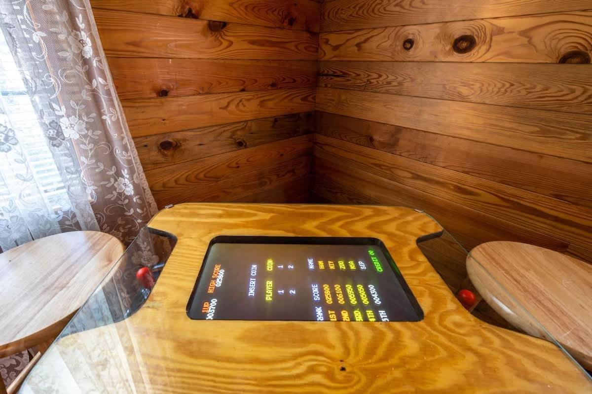Beautiful View! Log Cabin,Fireplace,Hot Tub,Arcade,Pool,Fishing Sevierville Luaran gambar