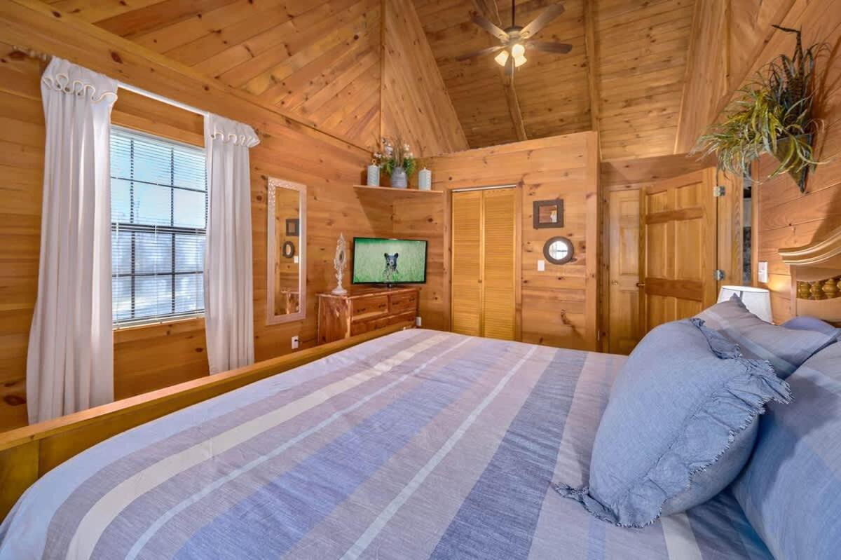 Beautiful View! Log Cabin,Fireplace,Hot Tub,Arcade,Pool,Fishing Sevierville Luaran gambar