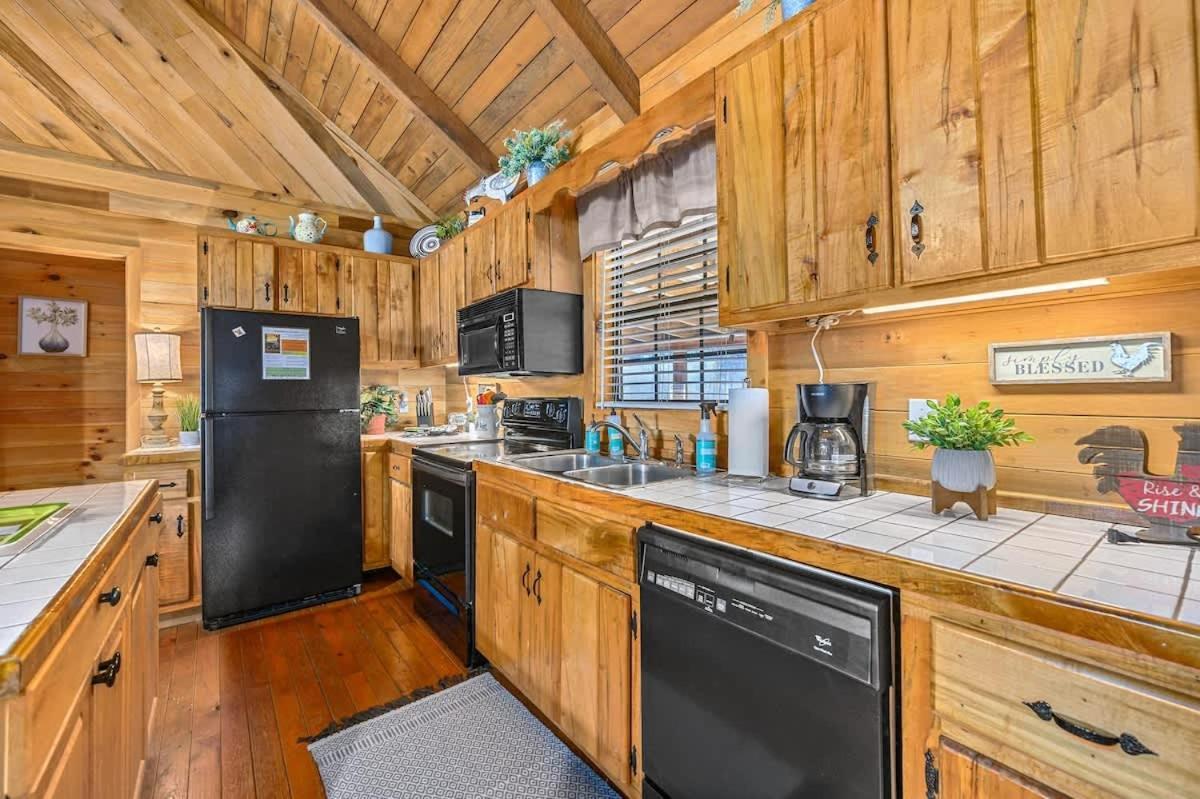Beautiful View! Log Cabin,Fireplace,Hot Tub,Arcade,Pool,Fishing Sevierville Luaran gambar