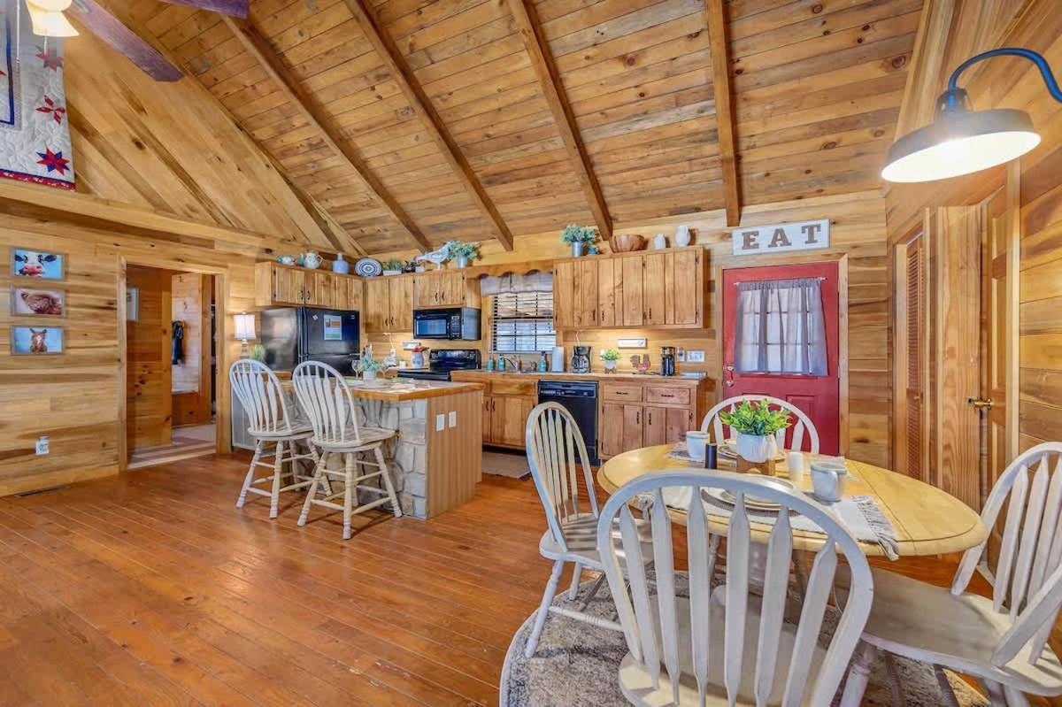 Beautiful View! Log Cabin,Fireplace,Hot Tub,Arcade,Pool,Fishing Sevierville Luaran gambar