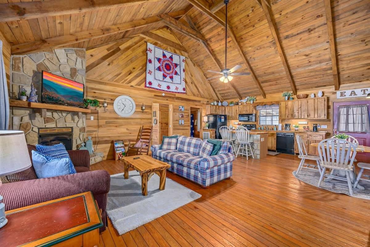 Beautiful View! Log Cabin,Fireplace,Hot Tub,Arcade,Pool,Fishing Sevierville Luaran gambar
